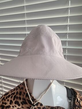 Arc Teryx Light Pink Wide Brim Sun Hat - Women, Size S/M Used.